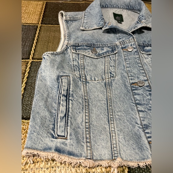 ๐๐Denim Jacket with Button Details XS ๐๐ - Picture 7 of 10